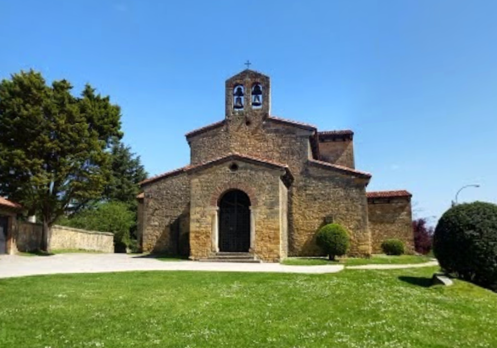 Iglesia de San Julián de los Prados - Santullano by Google Earth