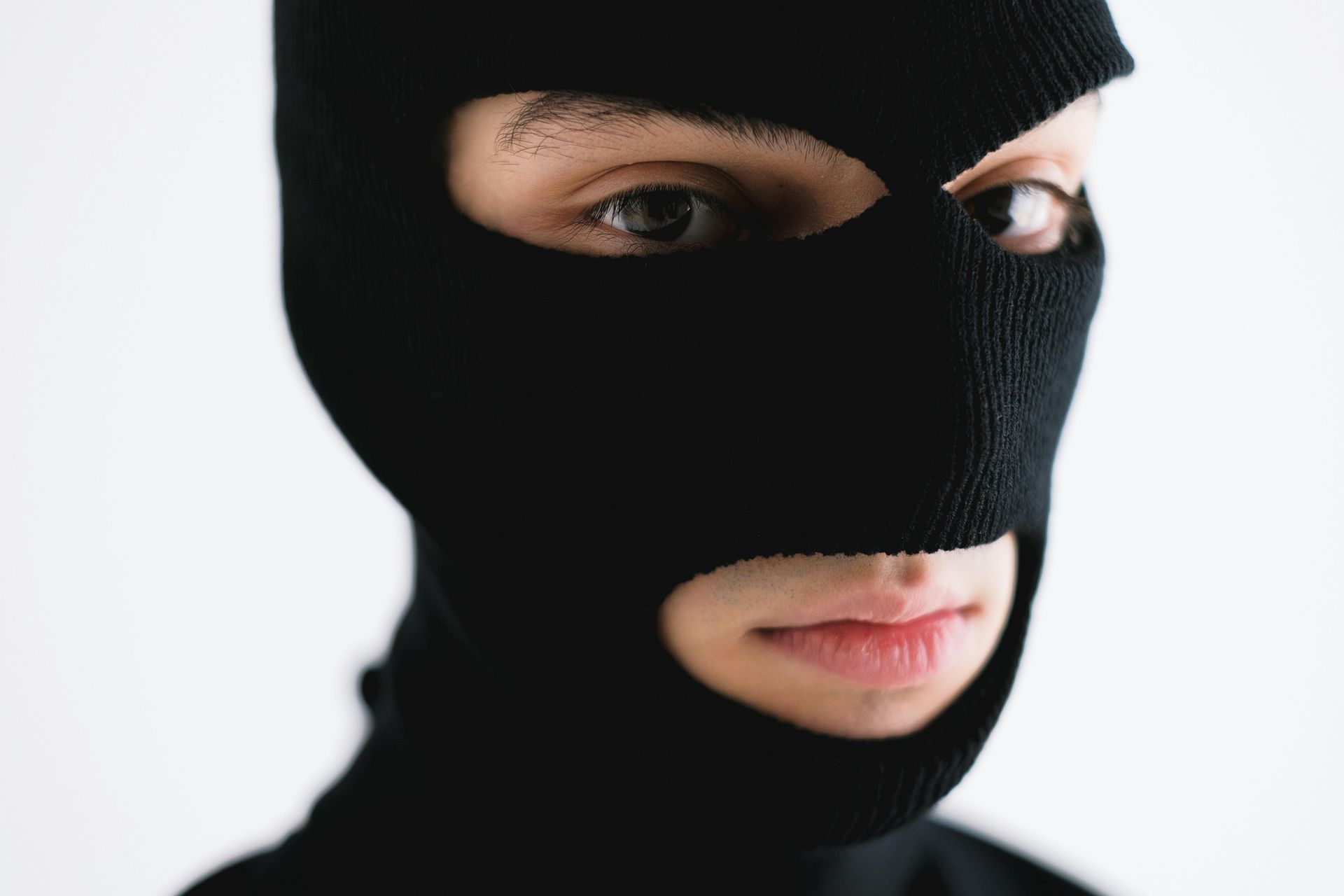 LIMIT THE RISKS FROM THE PICKPOCKETS