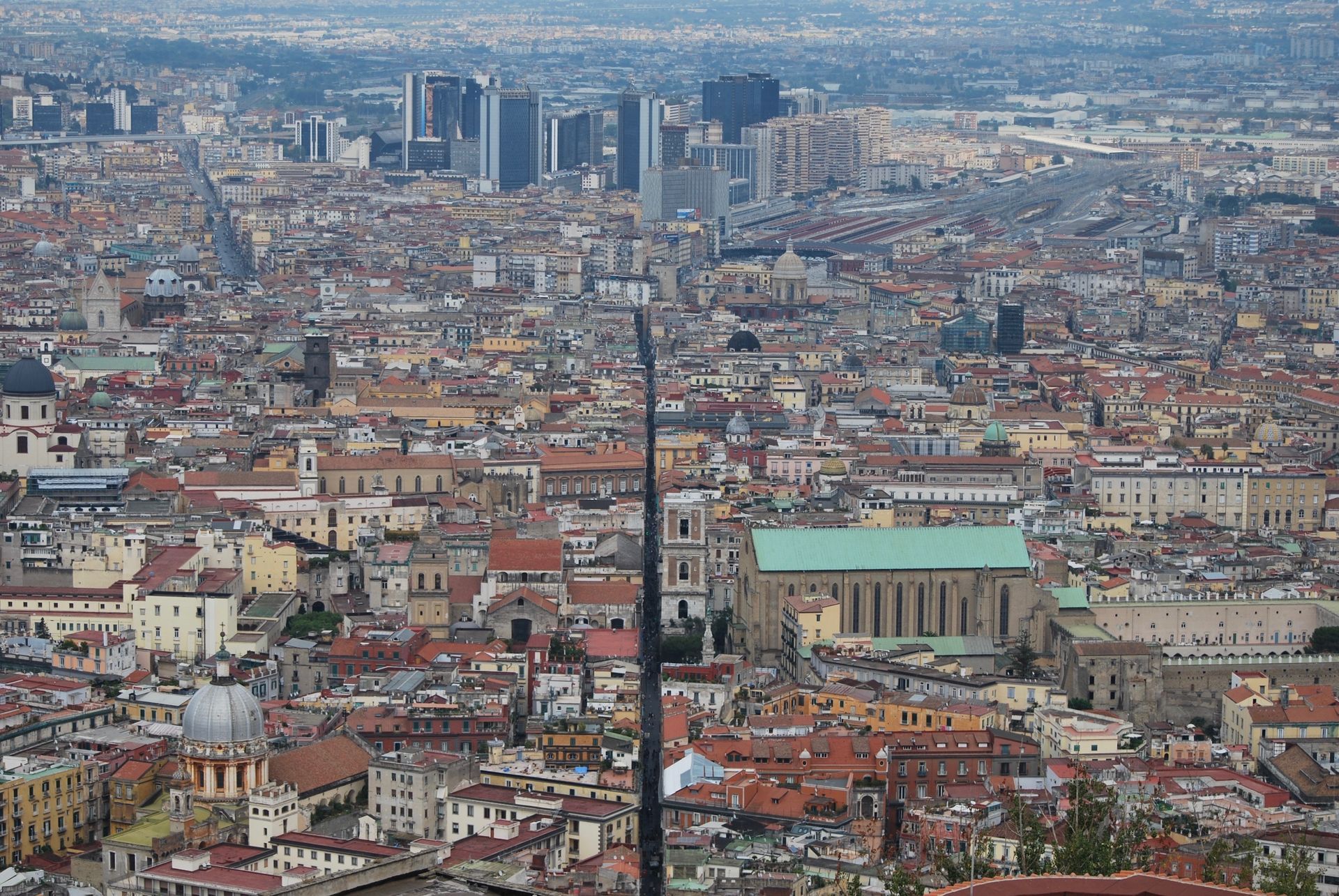 Passeggia lungo via SpaccaNapoli