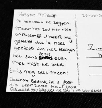 Een ansichtkaart met de tekst beste mee erop