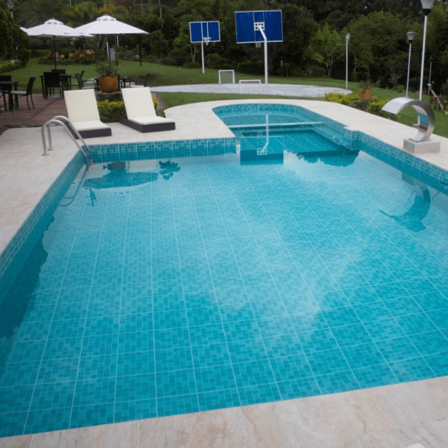 Una gran piscina con una canasta de baloncesto al fondo