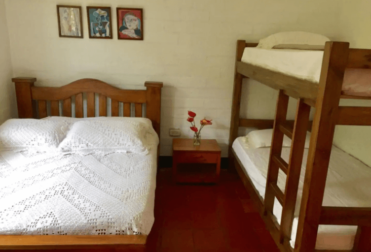 Un dormitorio con una cama y dos literas