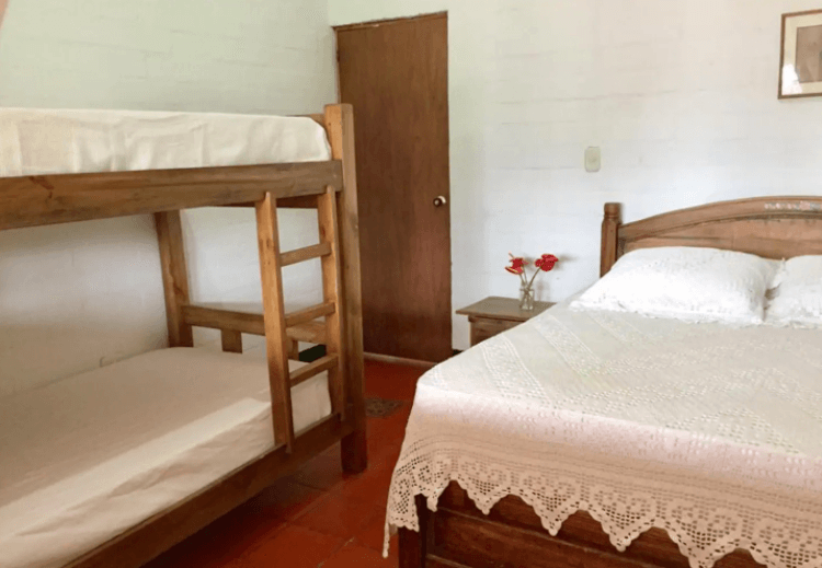 Un dormitorio con una cama y dos literas