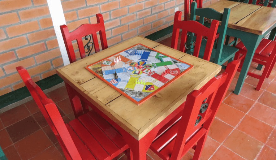 Una mesa de madera con un juego de serpientes y escaleras.