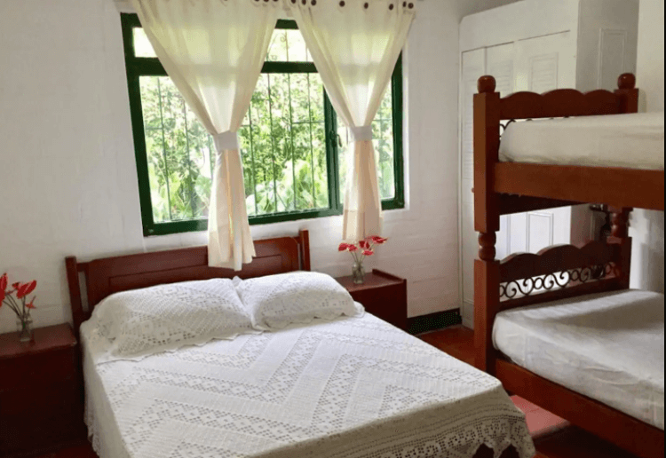Un dormitorio con una cama y dos literas