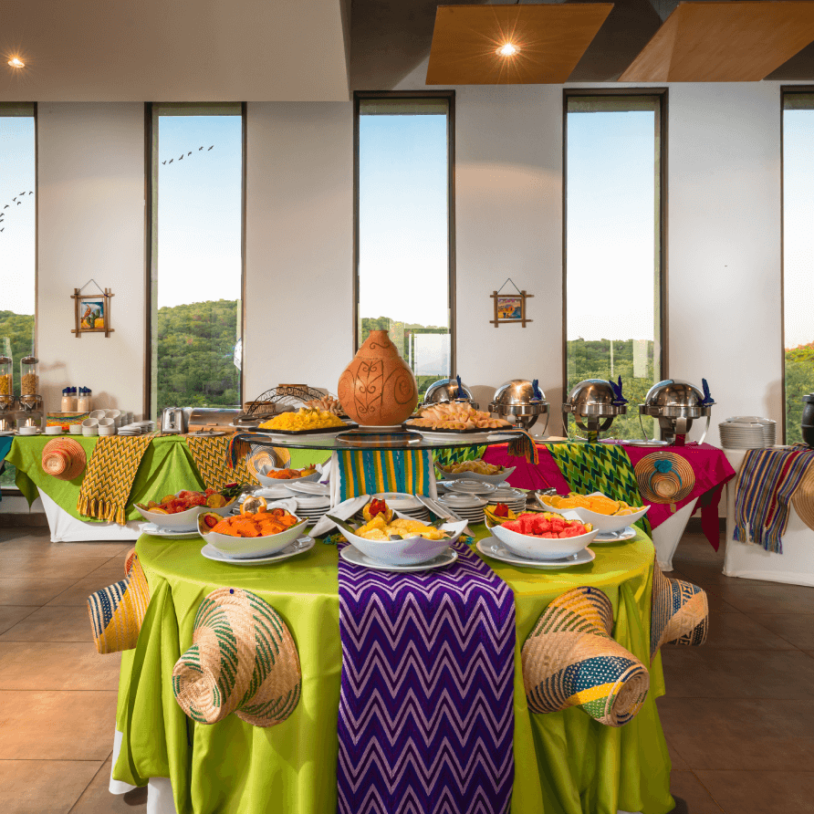 Una mesa de buffet con un mantel verde y un mantel morado