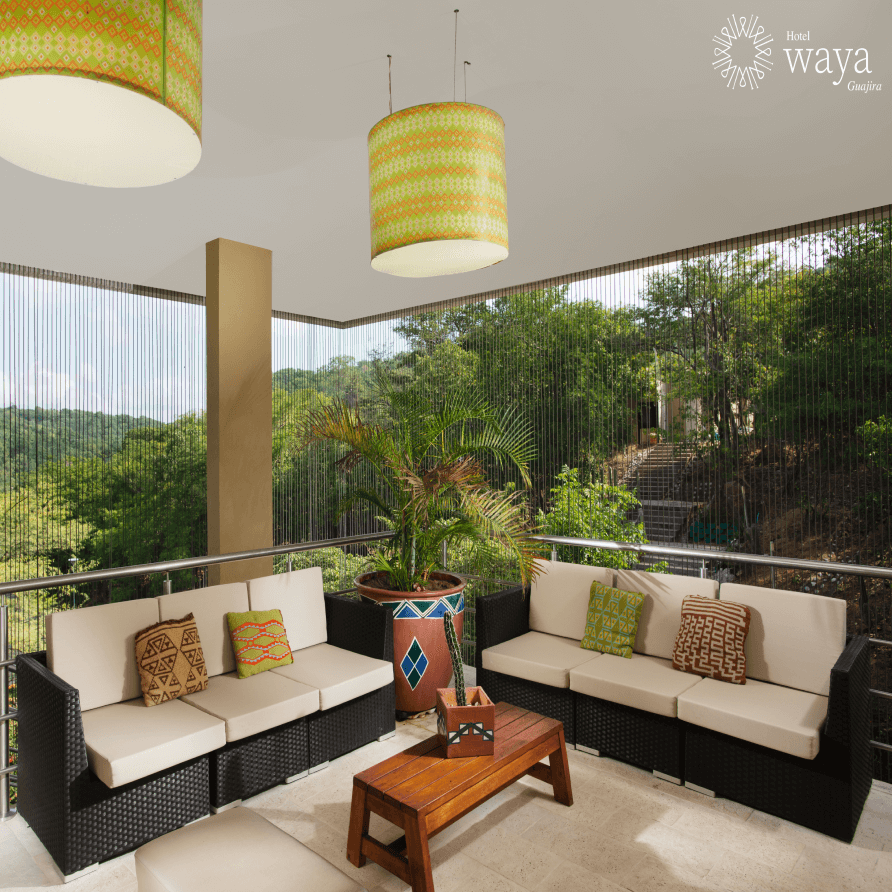 Una sala de estar con un sofá y una mesa y un cartel que dice 'waya'