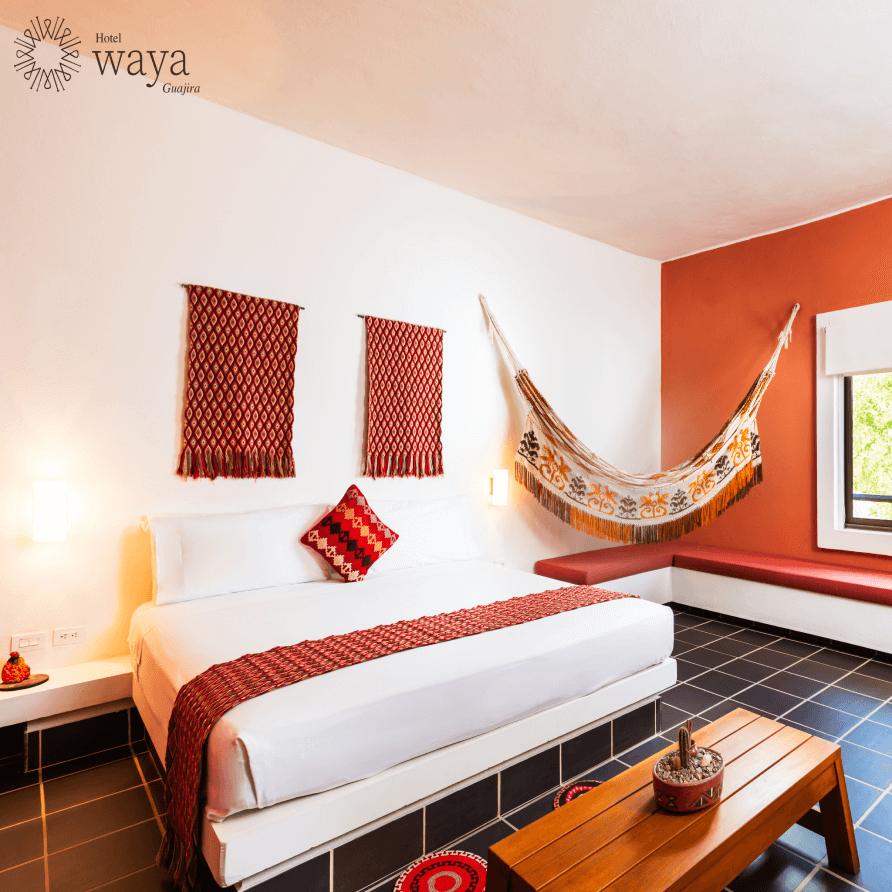 Una habitación de hotel con una hamaca colgando del techo