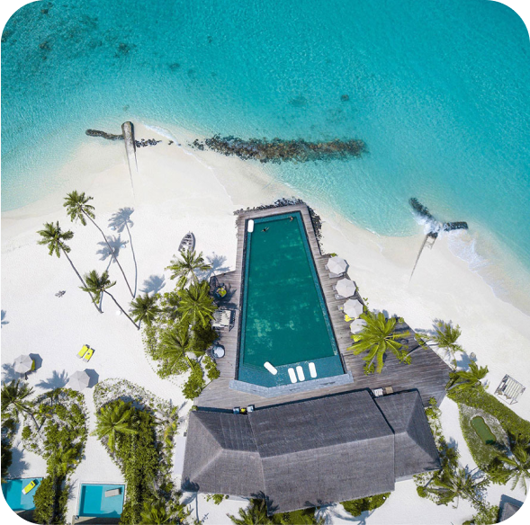 Una vista aérea de una playa con una gran piscina