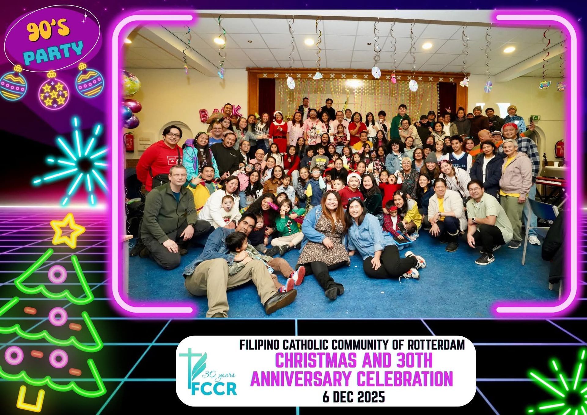 A large group of people are posing for a picture in a park.