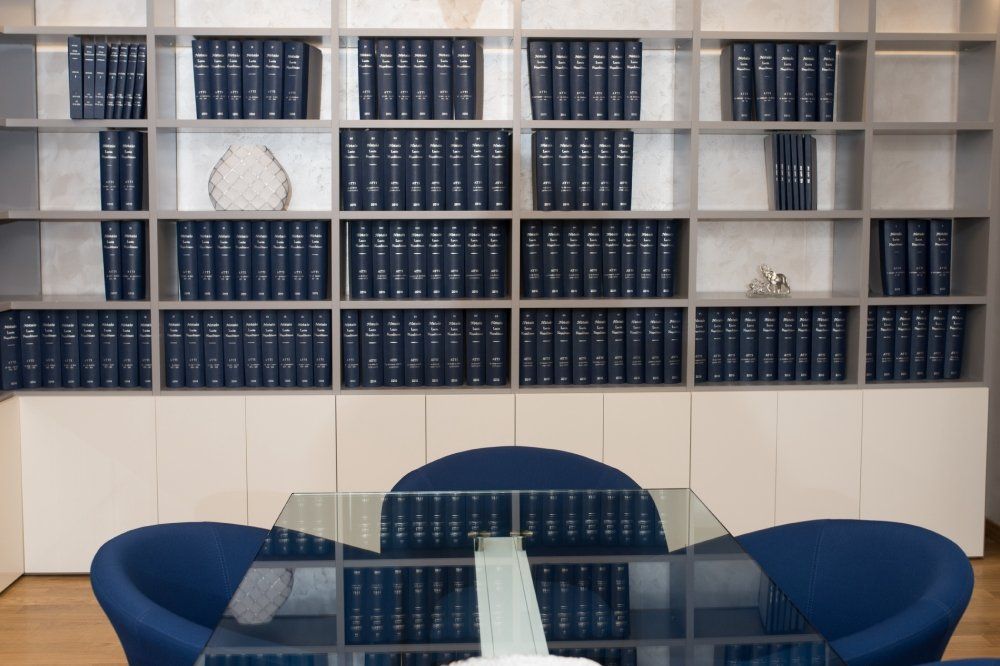 Libreria con manuali notarili