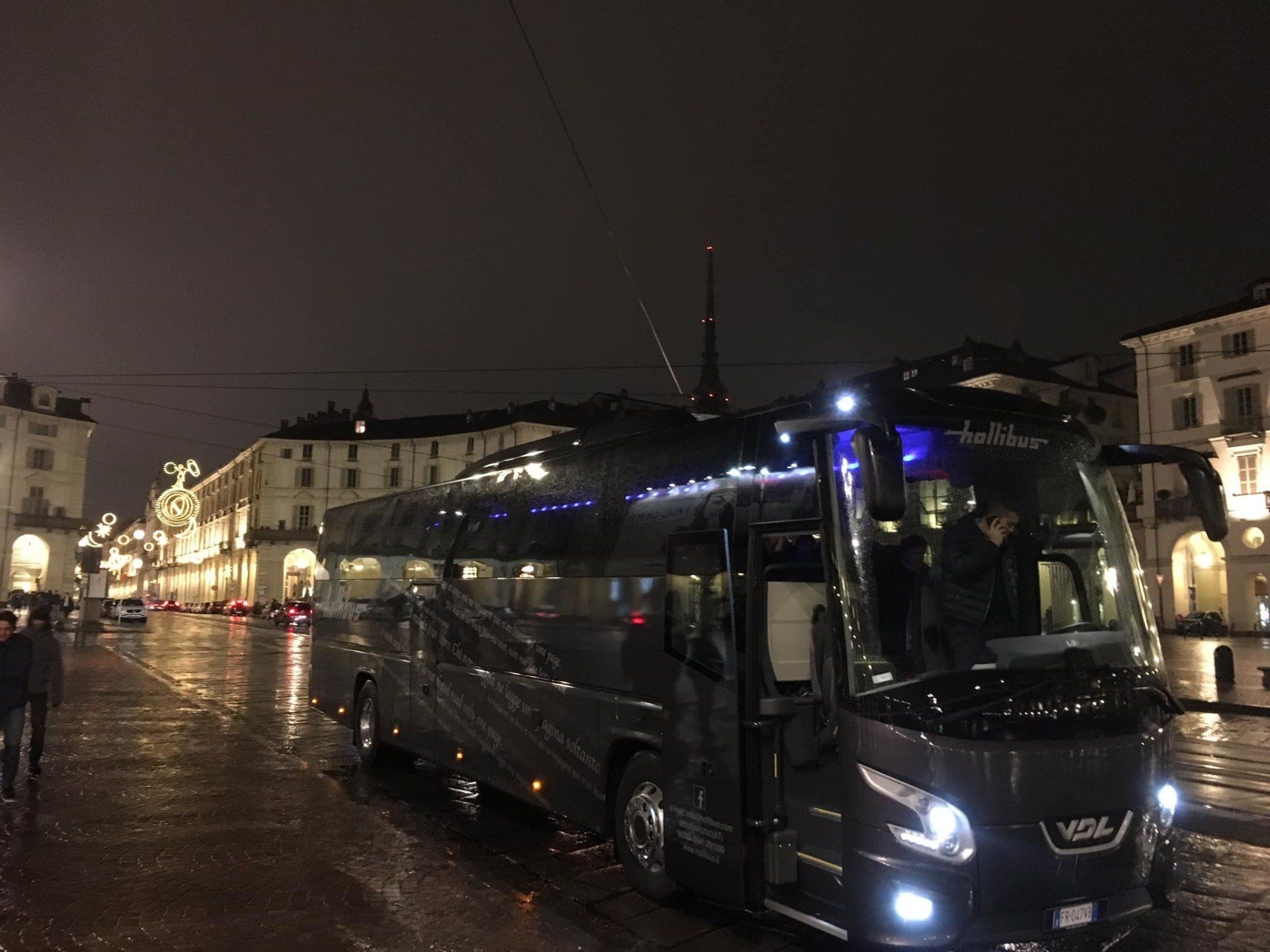 Pullman in strada di notte