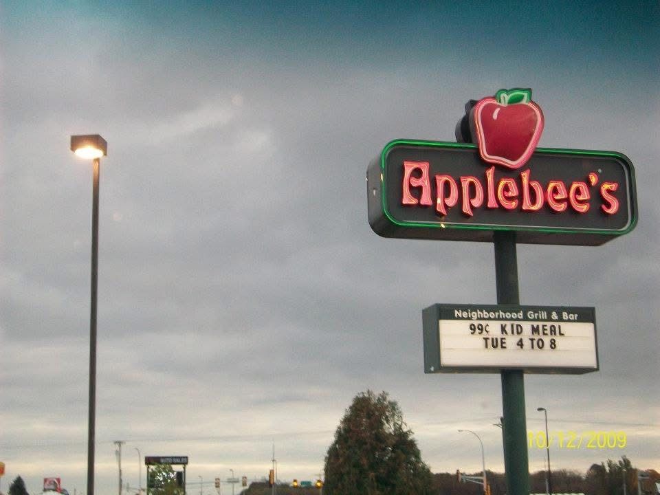 A sign for applebee 's with an apple on it