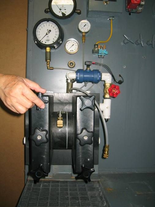 Step 6: Tighten 4 easy grip knobs and replace air line (10 seconds)