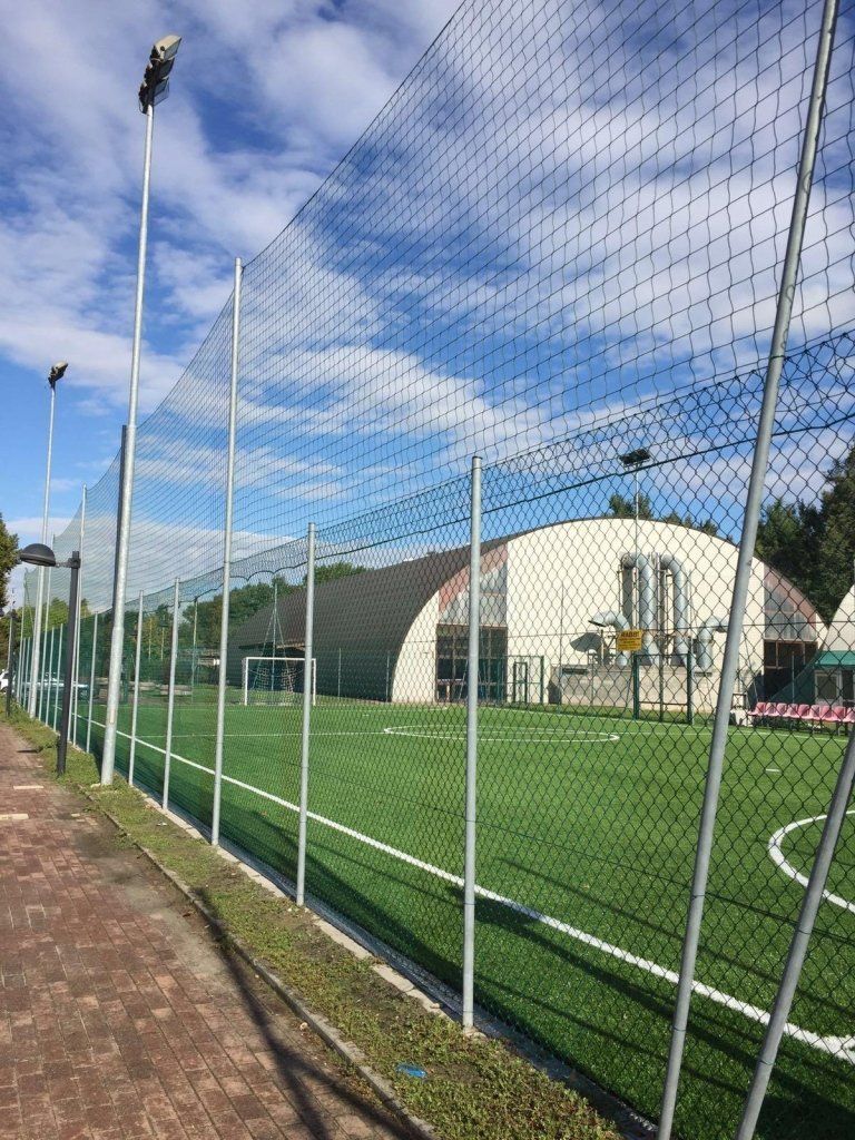 Cancello in maglia metallica per campo da calcio