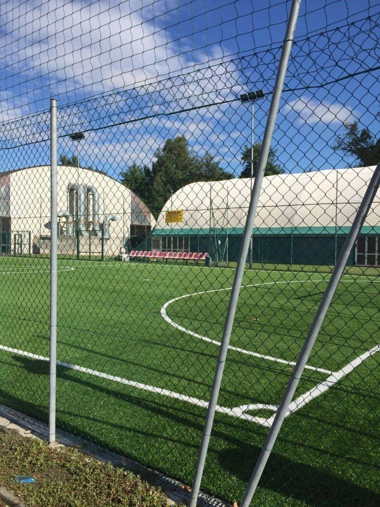 Recinzione in maglia metallica per campo da calcio
