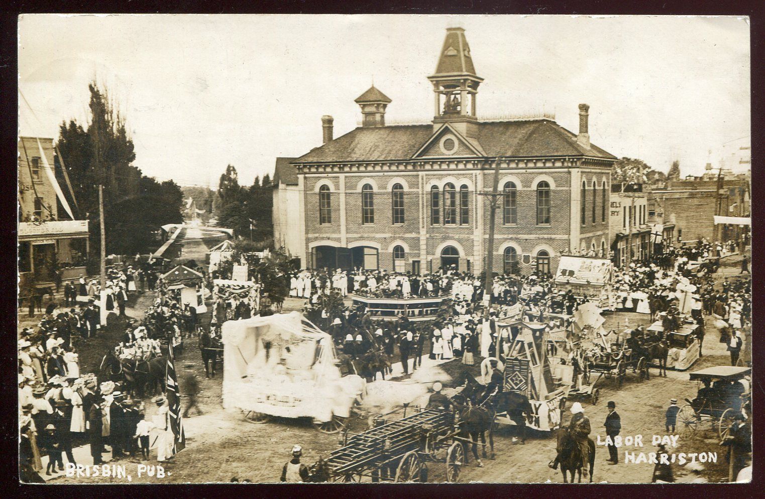 A black and white photo of a parade in marketum