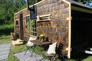 Alvarin sauna on rekaiden päälle rakennettu liikuteltava puusauna.