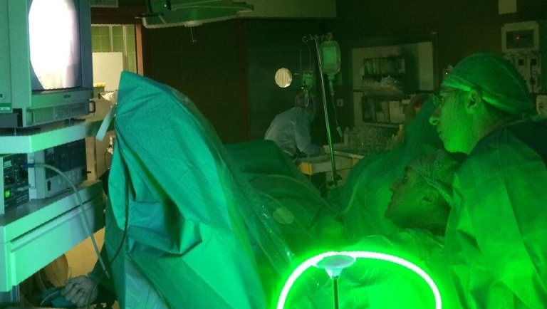 Equipe medica effettua Intervento di urologia