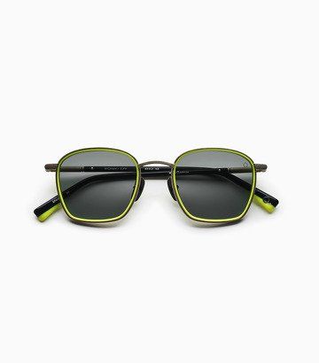occhiali da sole con montatura verde
