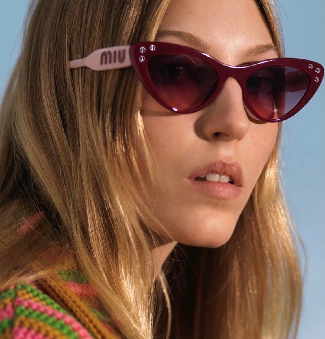 modella con occhiali da sole