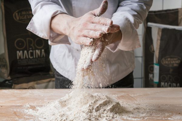 Panificatore lavora la pasta