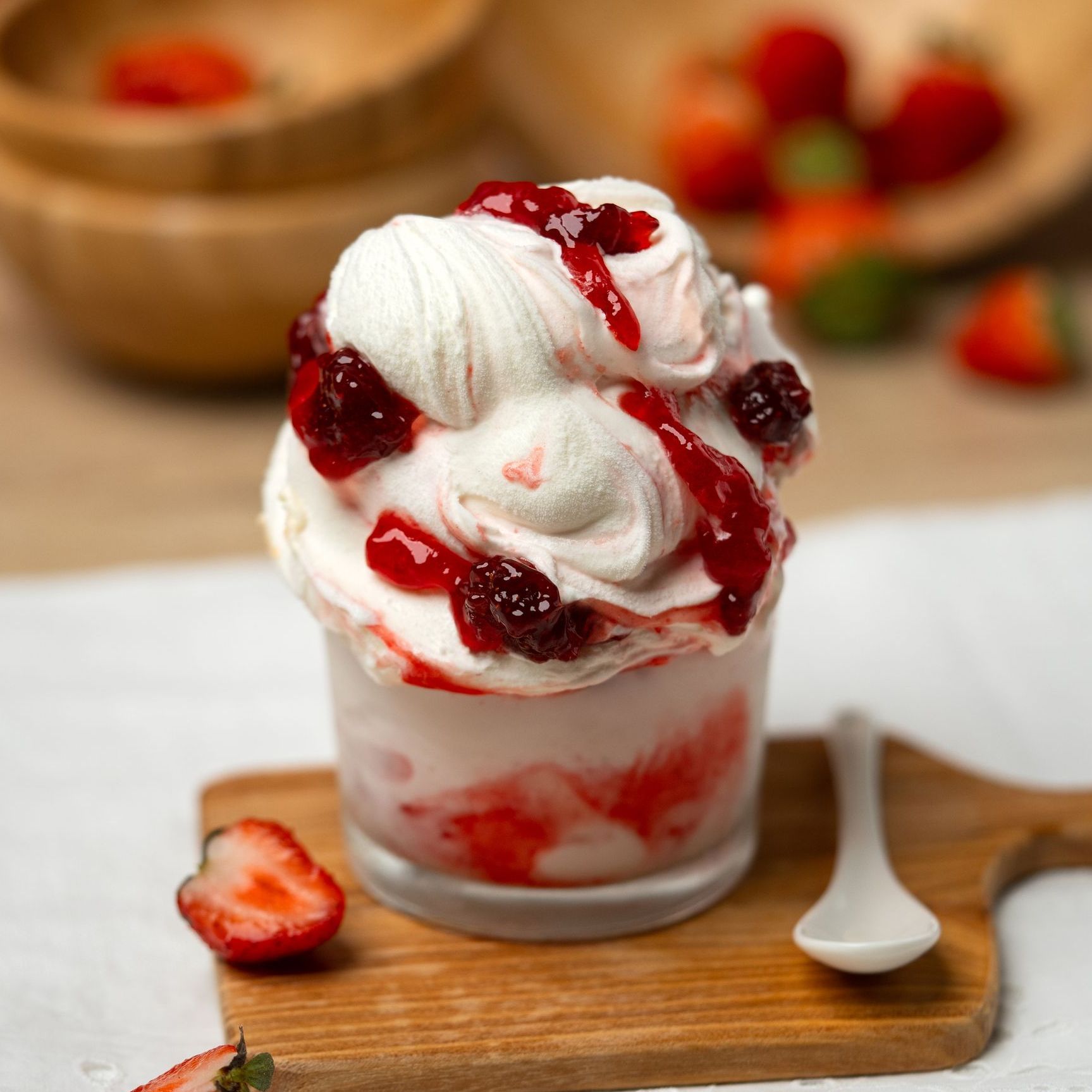 Coppa di gelato e biscotti