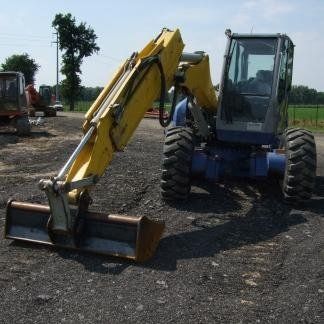 Escavatore giallo su terreno