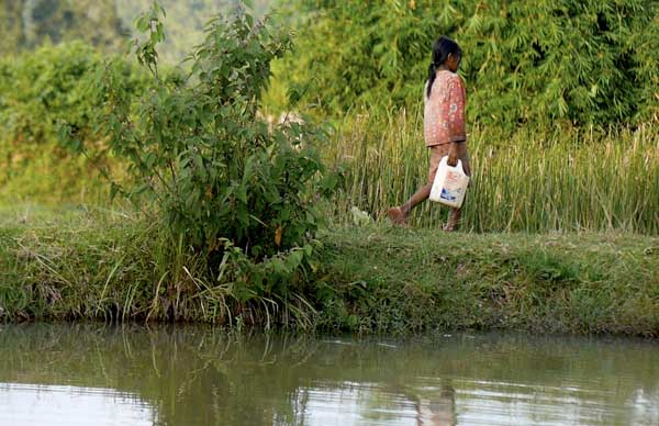 カンボジア水汲み