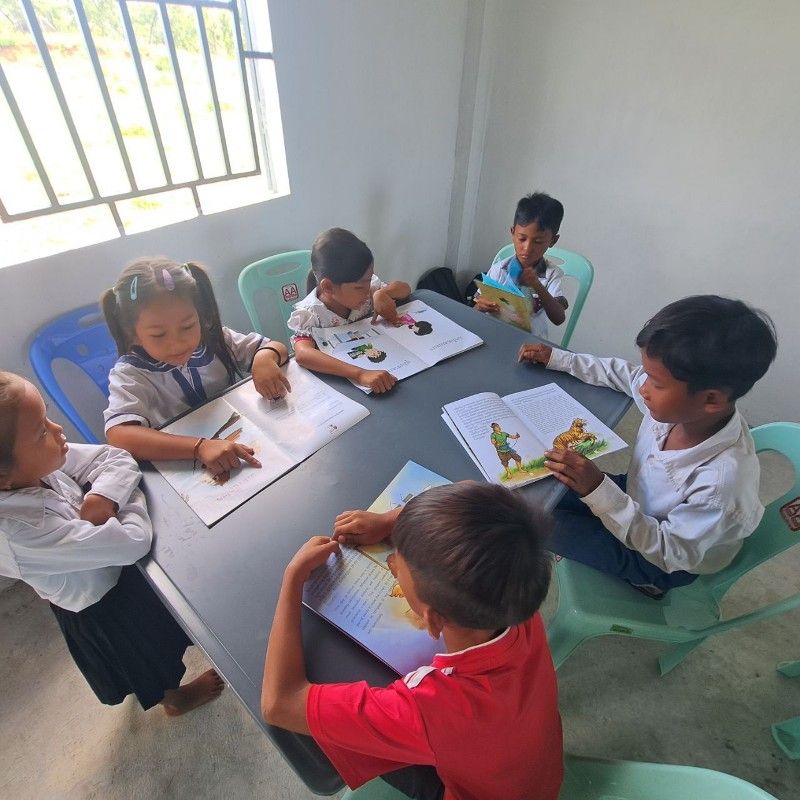 図書室で本を読む児童