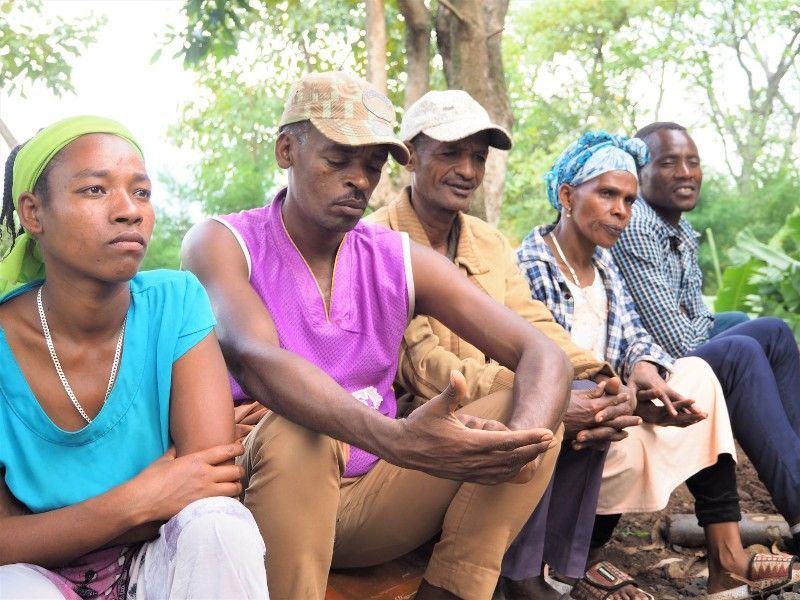 CLAのビジネスについて話し合うコミュニティメンバー。女性も男性と肩を並べてミーティングを行う。