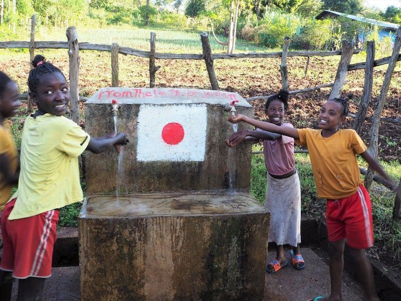 給水所で安全な水利用する子どもたち