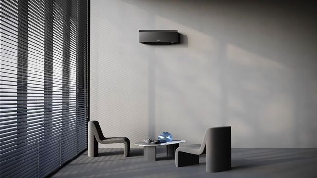 Salotto moderno e minimalista con sedie, tavolino, TV a parete e tenda a tutta altezza con motivo decorativo.