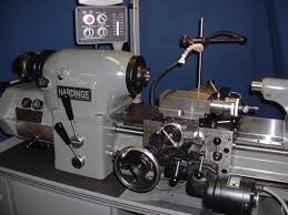 A lathe is sitting on top of a table in a room.