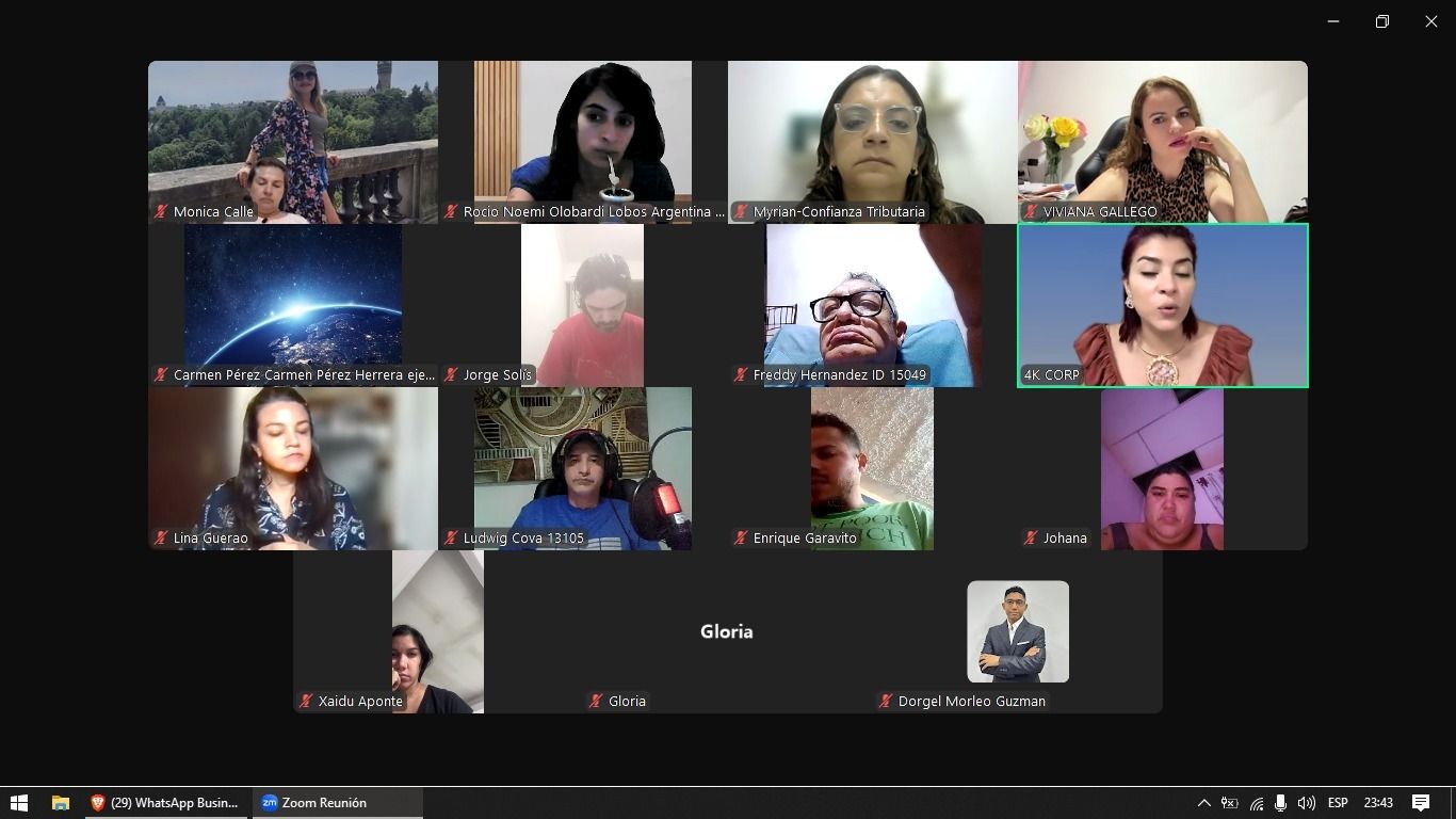 Una reunión virtual con 15 personas en pantalla, un grupo diverso, algunos hablando y apareciendo desde varias ubicaciones.