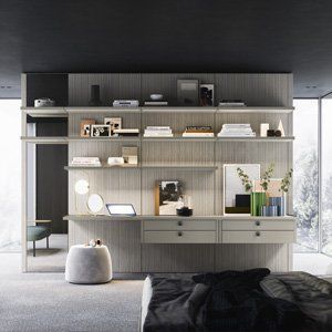 Una camera da letto con tanti scaffali e cassetti e un letto