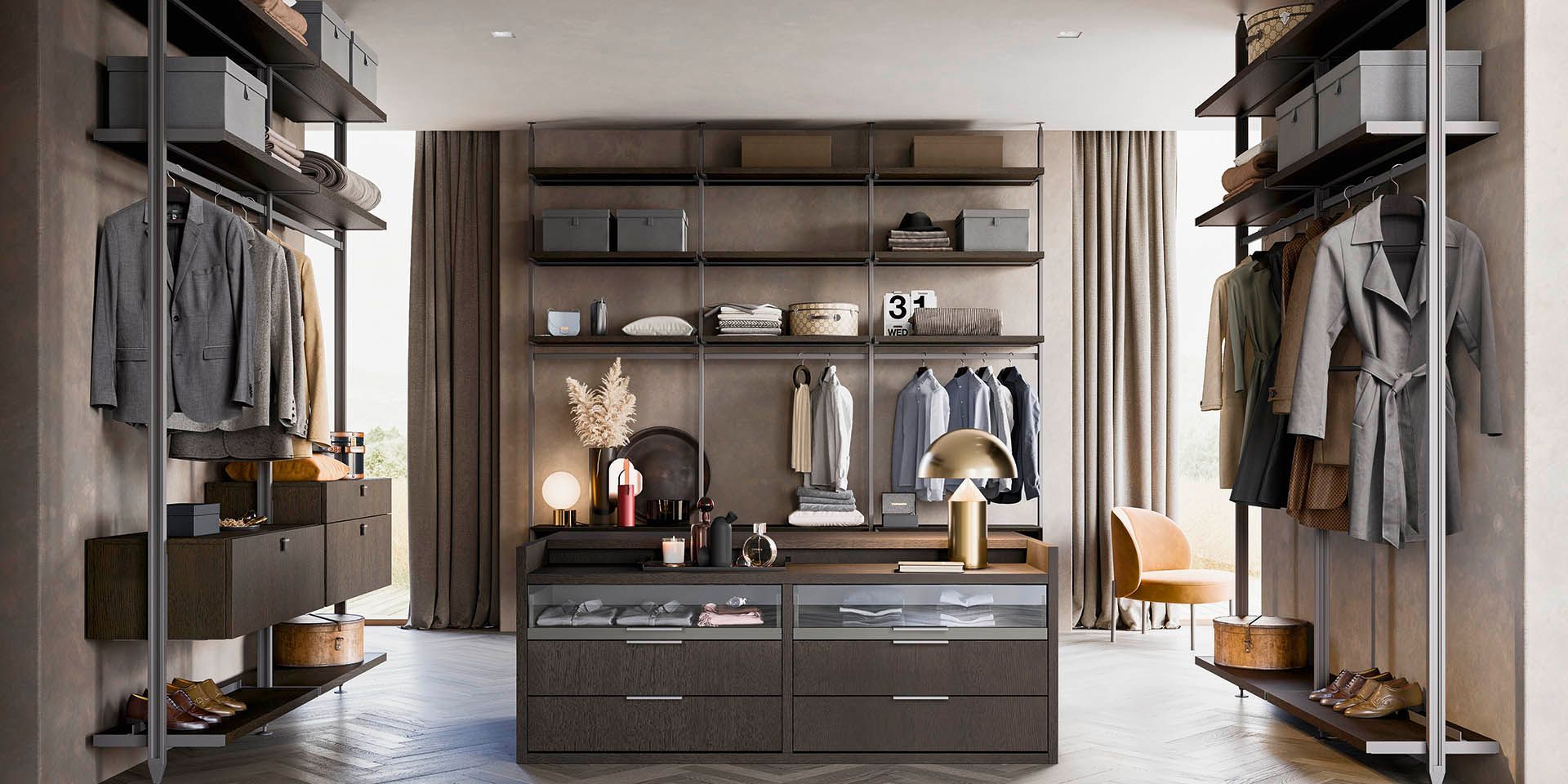 Una cabina armadio con molti ripiani e cassetti.