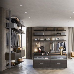 Una cabina armadio con molti ripiani e cassetti.