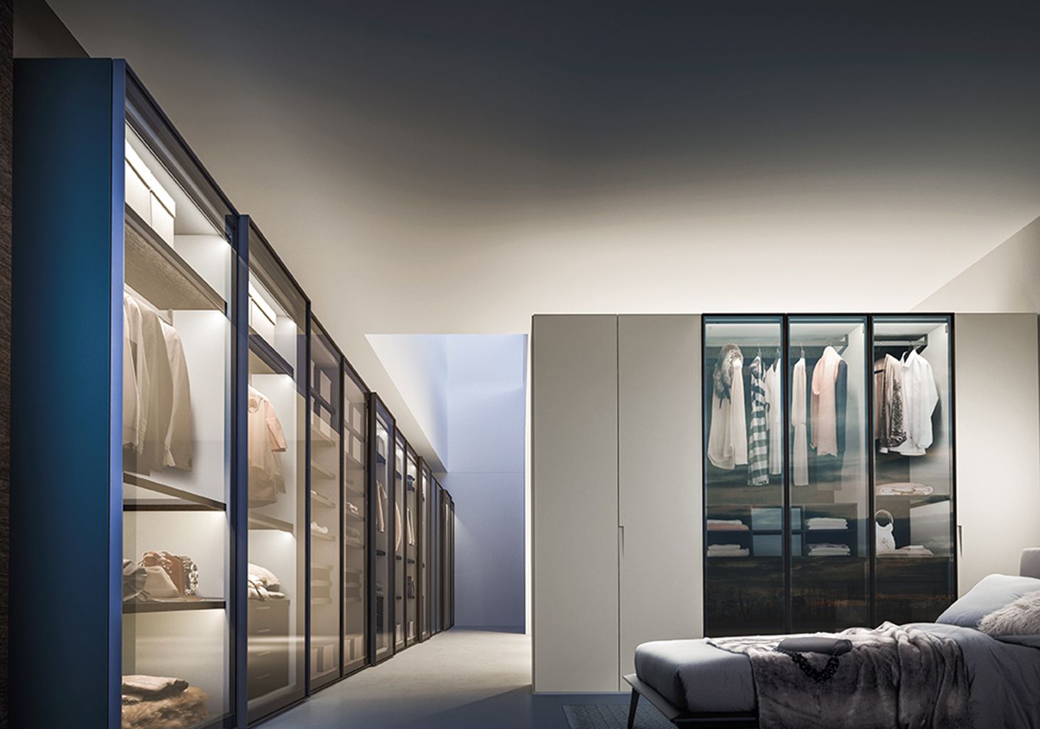 Una camera da letto con cabina armadio e un letto.