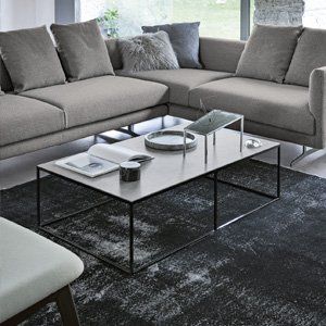 Un soggiorno con un divano e un tavolino da caffè