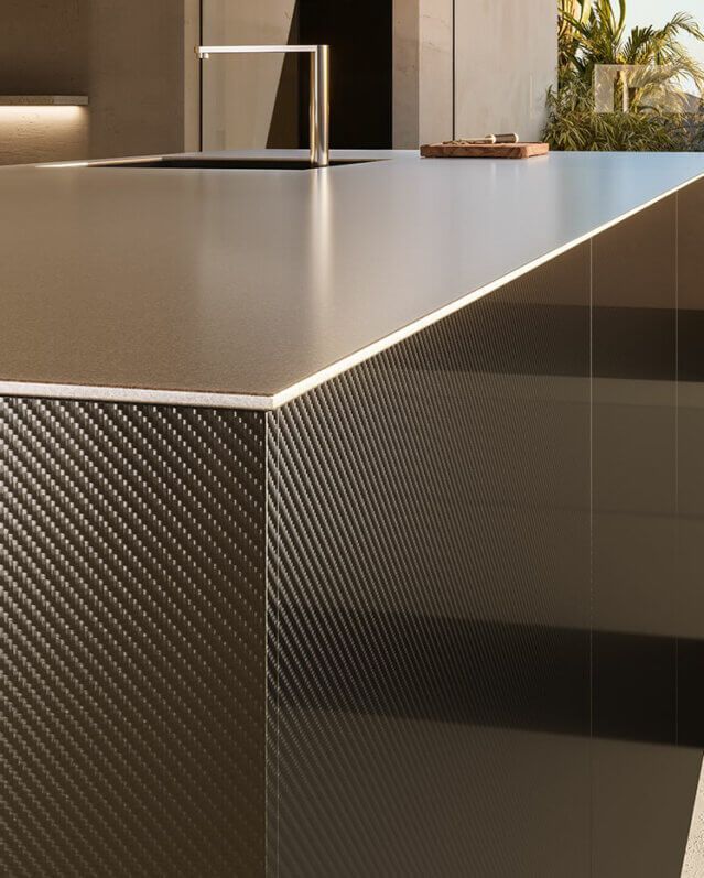 Una cucina con un grande piano di lavoro e un lavandino.