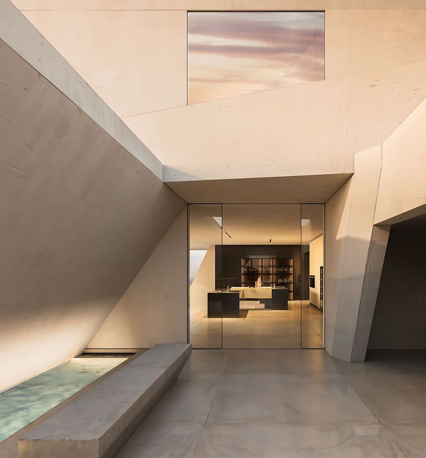 Una stanza con un dipinto sul muro sopra