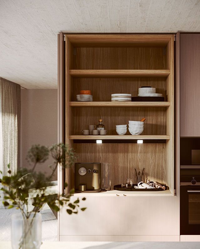 Una cucina con ripiani in legno e un vaso di fiori.