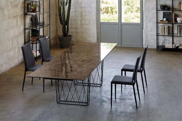 Una stanza con un tavolo e delle sedie