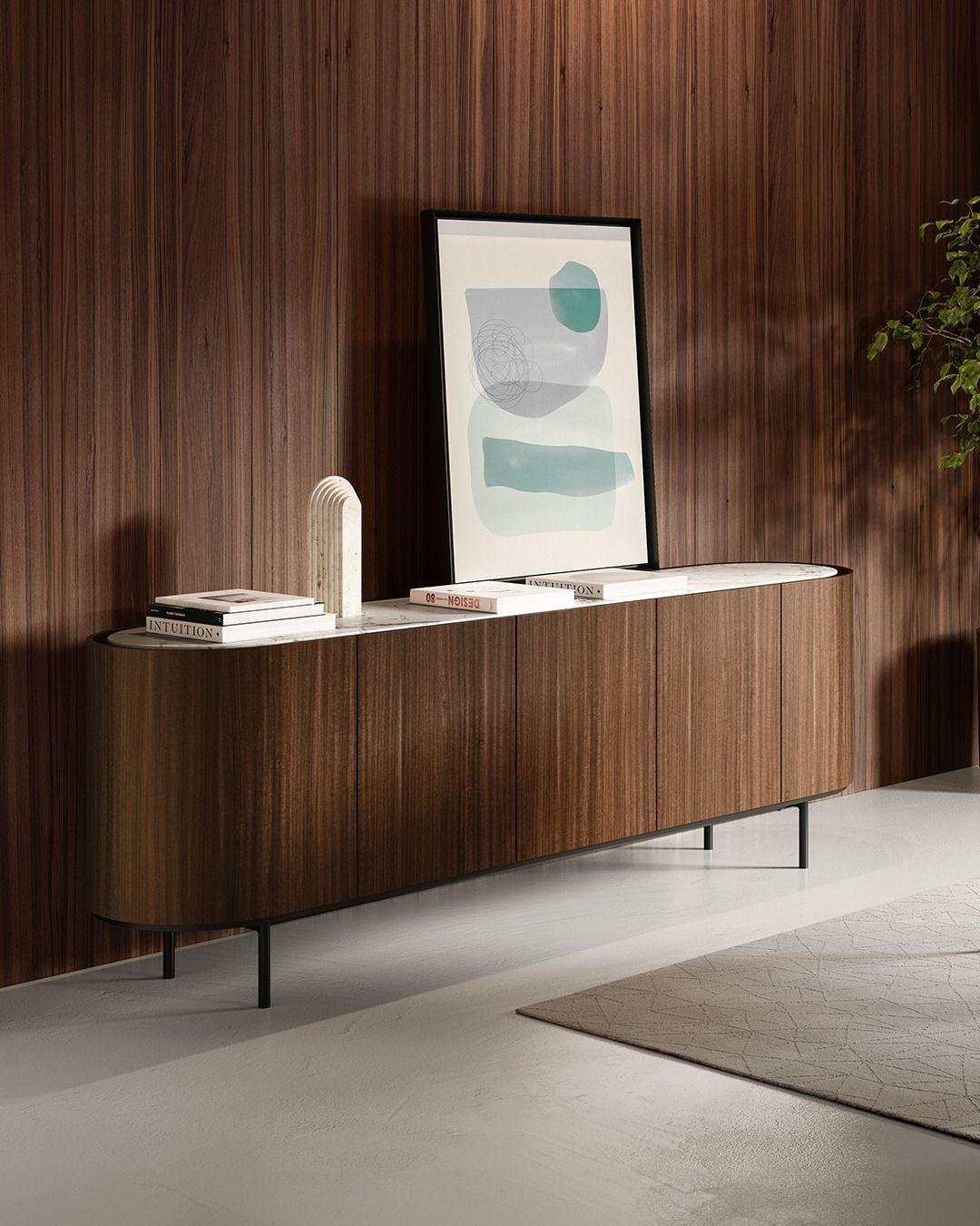 Un mobiletto di legno con un quadro sopra in un soggiorno.