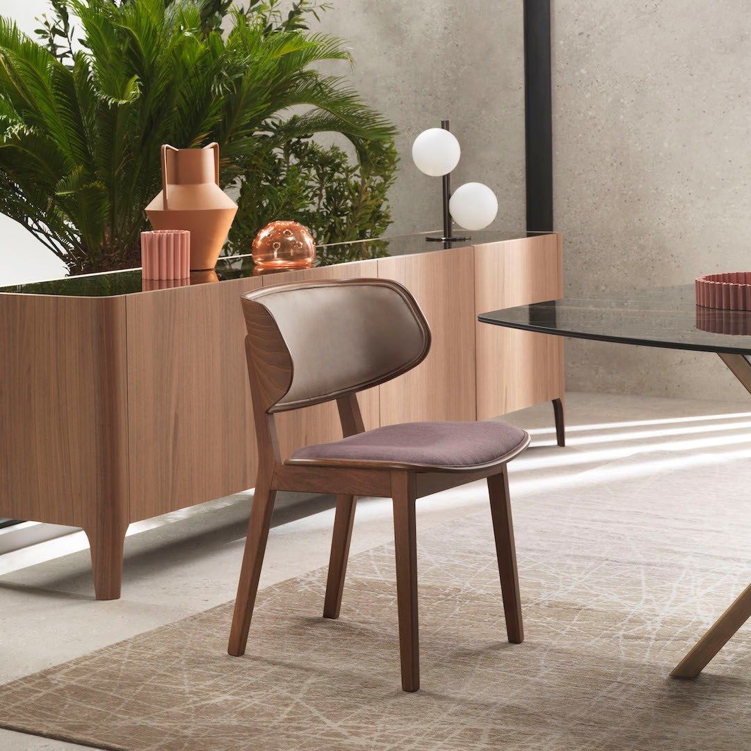 Una sedia in un soggiorno accanto a un tavolo di vetro