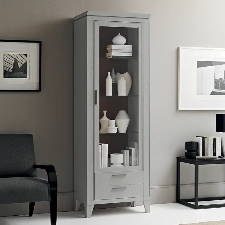 Un soggiorno con un mobile grigio pieno di vasi e libri