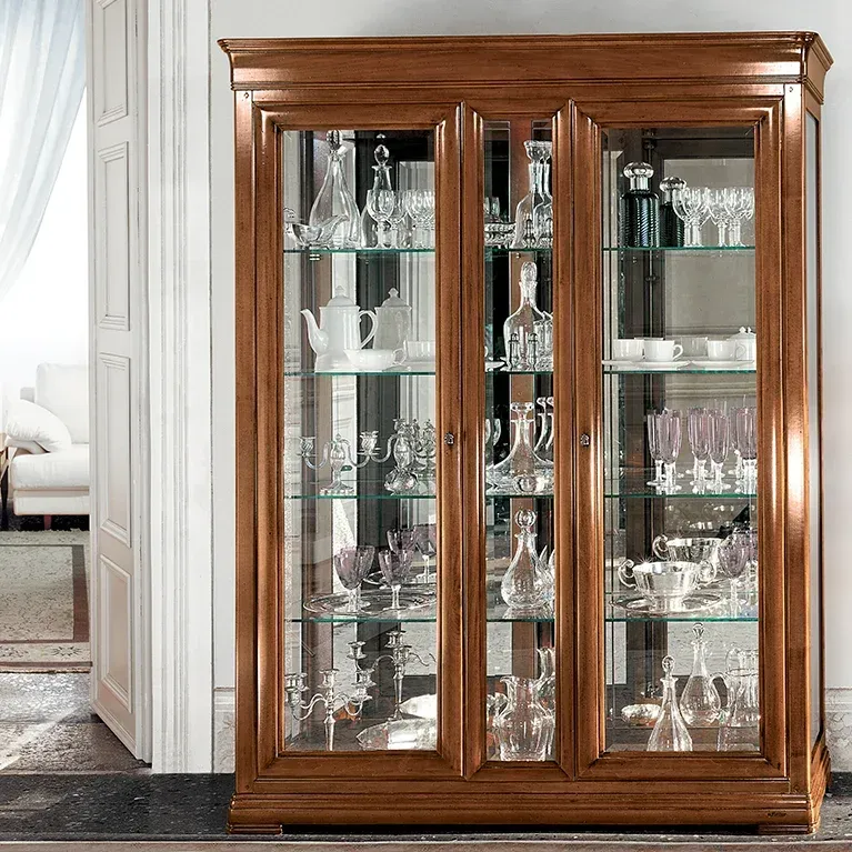 Una vetrina piena di bicchieri e bottiglie