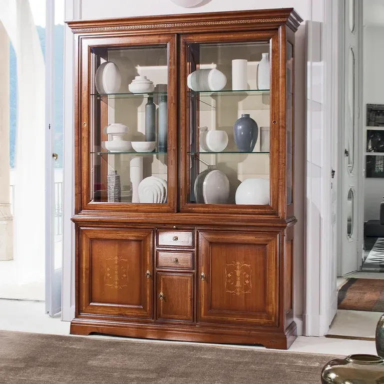 Una credenza di legno piena di vasi e piatti