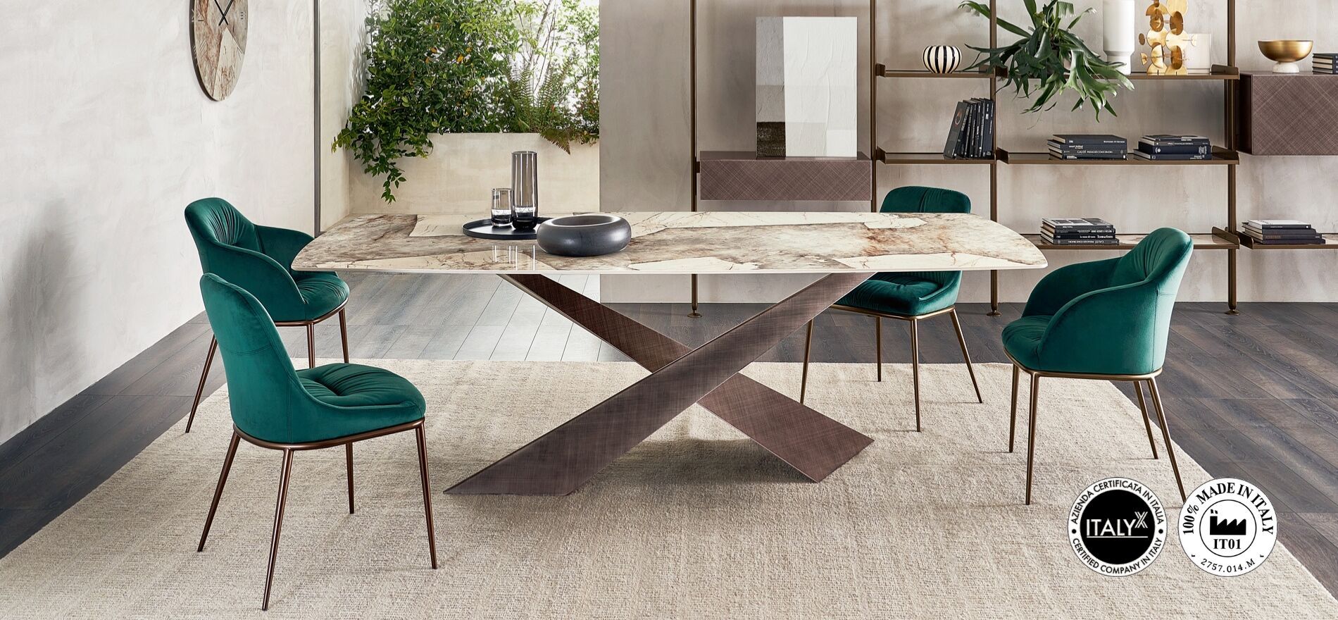 Una sala da pranzo con tavolo, sedie e un tappeto.